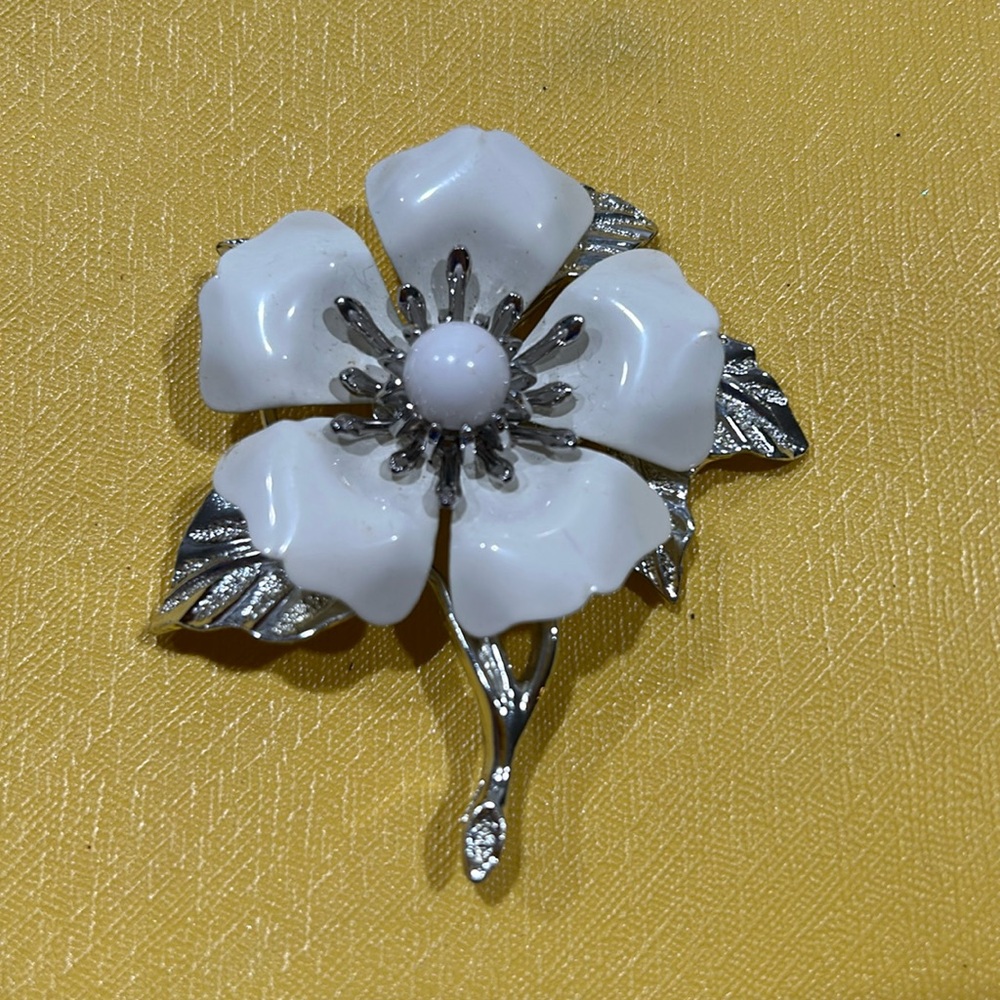 SARAH COVENTRY VINTAGE BROOCH WHITE ENAMEL FLOWER PIN SIGNED SILVER TONE